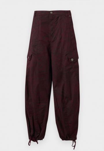 Брюки с накладными карманами