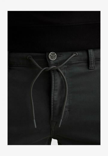 Брюки с накладными карманами