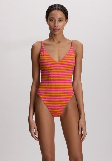 Слитный купальник