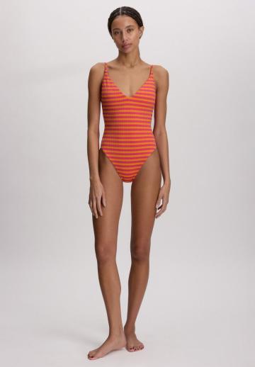 Слитный купальник