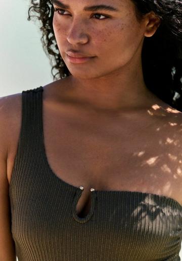 Слитный купальник