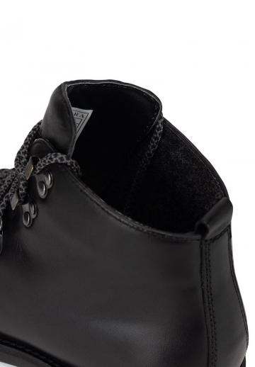 Ботинки на шнуровке