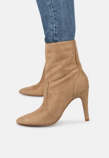 Полусапожки на высоком каблуке