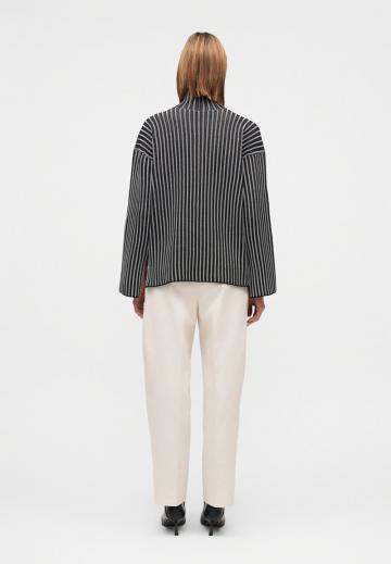 Пуловер в полоску