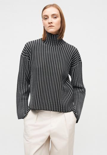 Пуловер в полоску