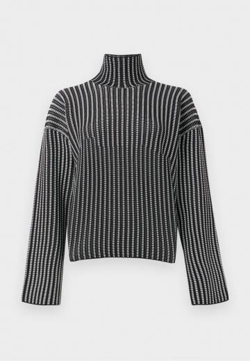 Пуловер в полоску