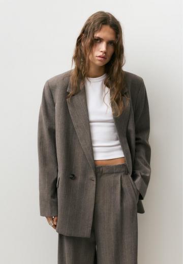 Блейзер с накладными карманами