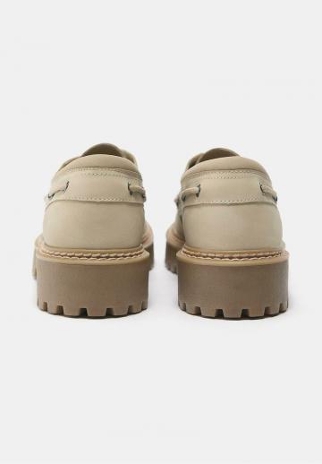 Ботинки на шнуровке