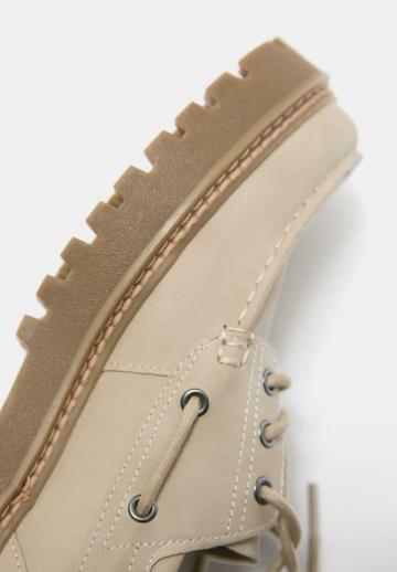 Ботинки на шнуровке