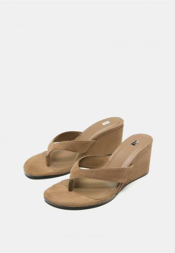 Босоножки на танкетке