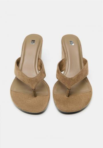 Босоножки на танкетке