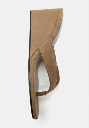 Босоножки на танкетке