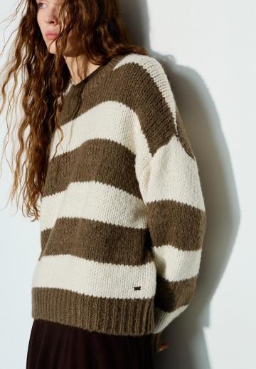 Пуловер в полоску