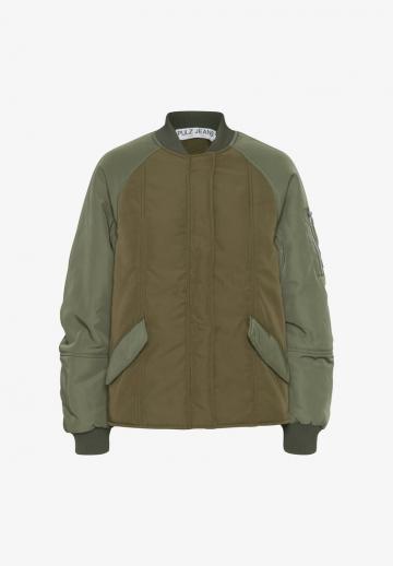 Куртка с накладнымит карманами