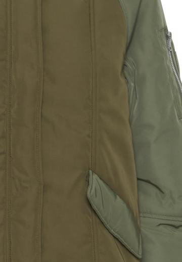 Куртка с накладнымит карманами