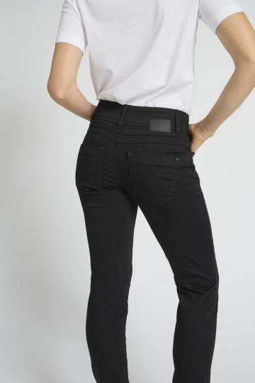 Узкие джинсы