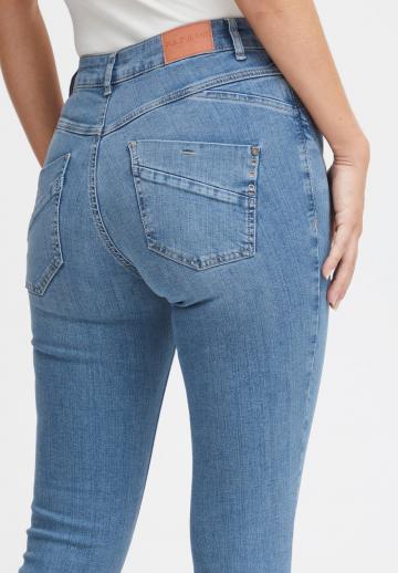 Узкие джинсы