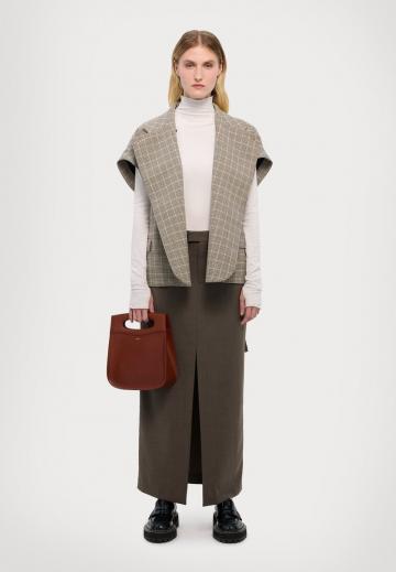 Длинный жилет