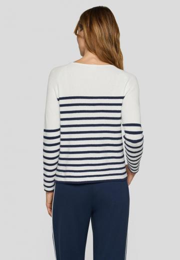 Пуловер в полоску