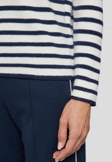 Пуловер в полоску