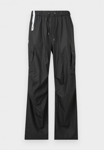 Брюки с накладными карманами