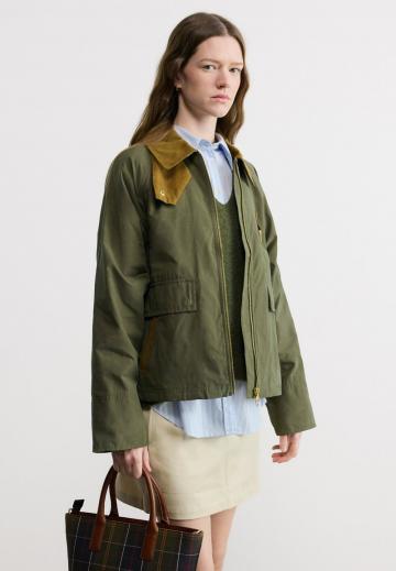 Куртка с накладнымит карманами