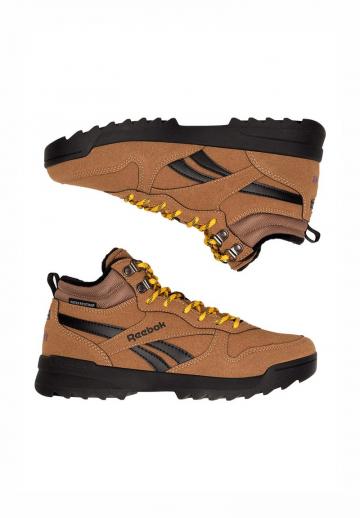 Спортивные сапоги