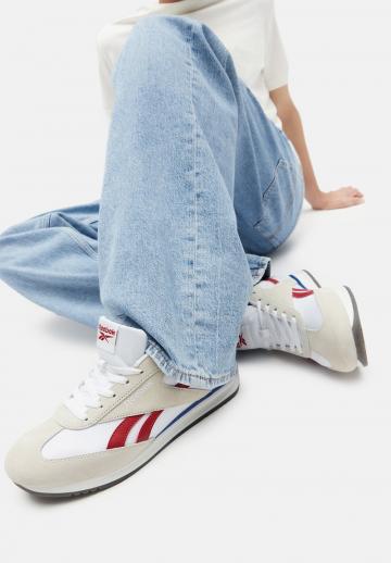 Походные кроссовки