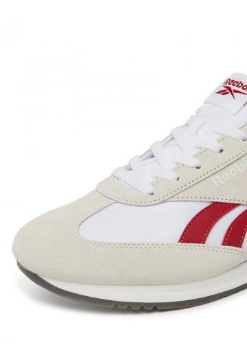 Походные кроссовки