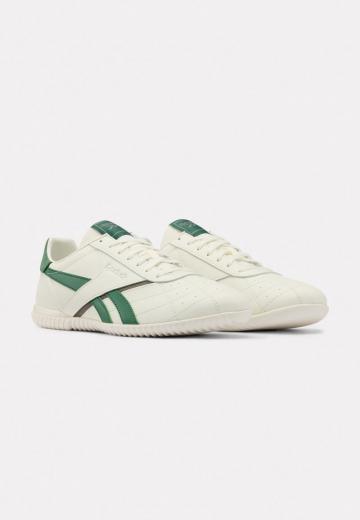 Походные кроссовки