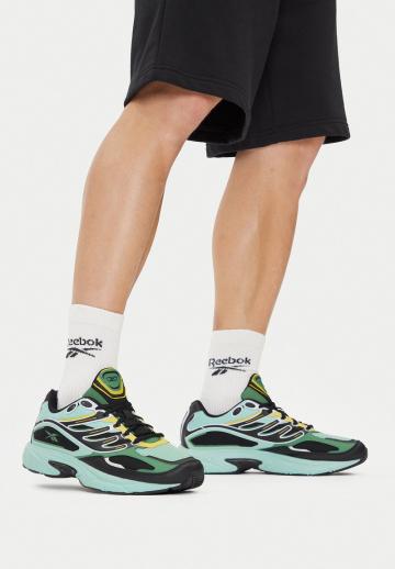 Походные кроссовки