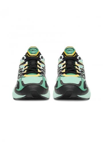 Походные кроссовки