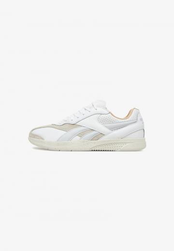 Походные кроссовки