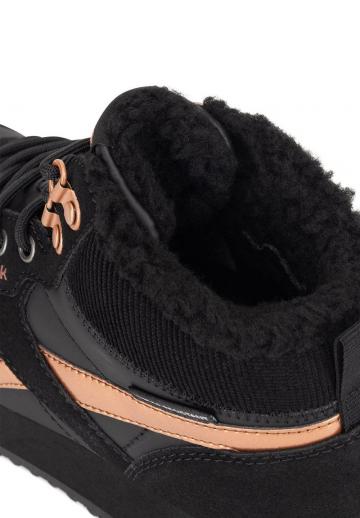 Спортивные сапоги