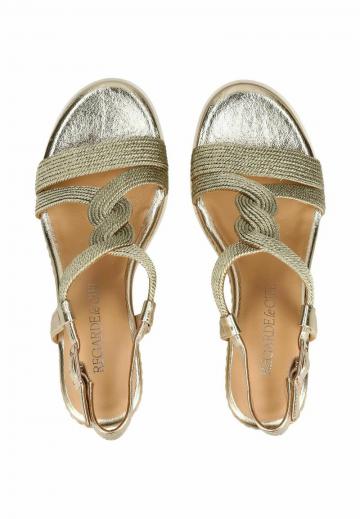 Босоножки на танкетке