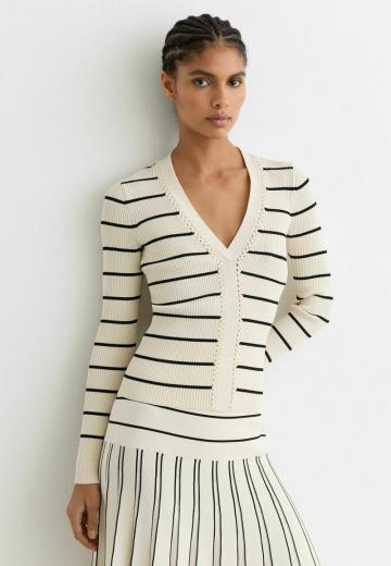 Пуловер в полоску