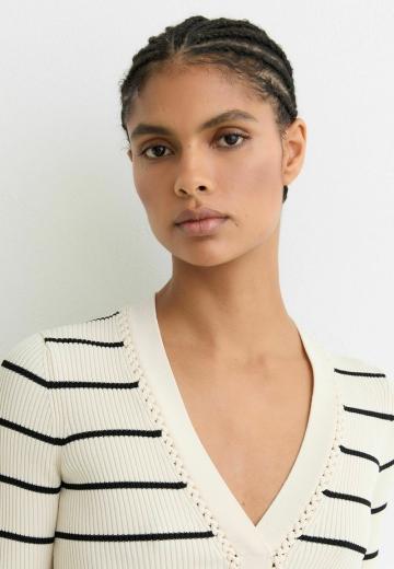 Пуловер в полоску