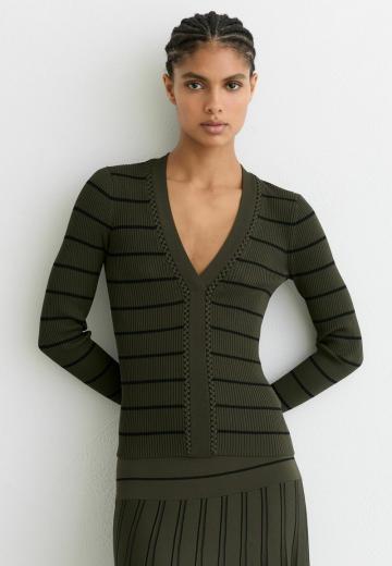 Пуловер в полоску