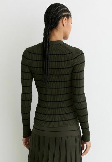 Пуловер в полоску