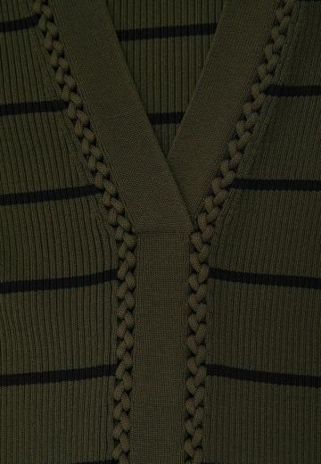 Пуловер в полоску