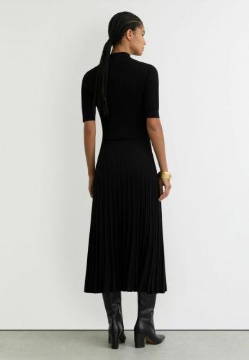 Вязаное платье