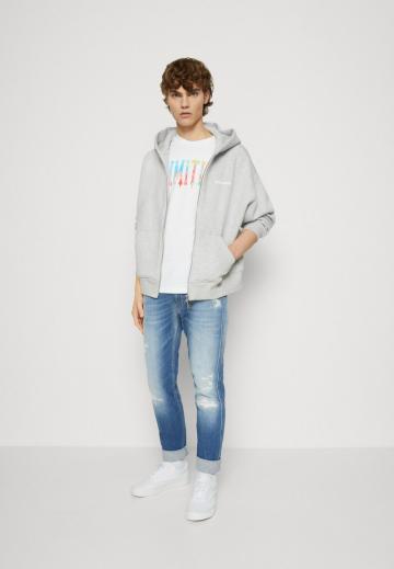 Узкие джинсы