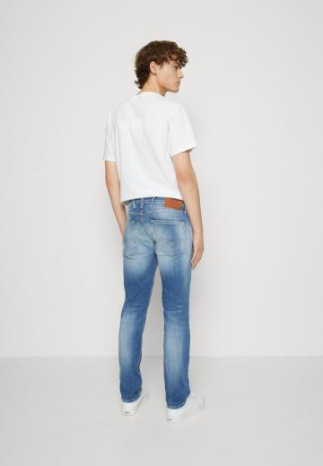 Узкие джинсы