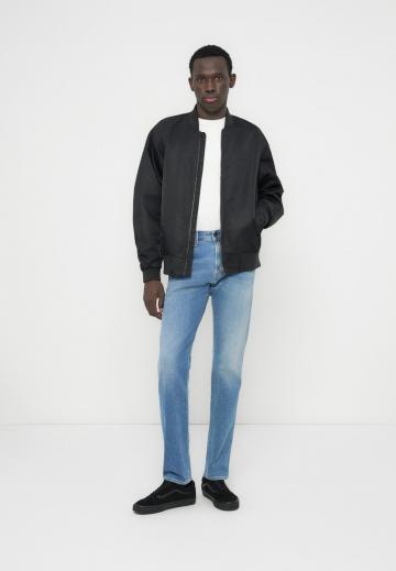 Узкие джинсы