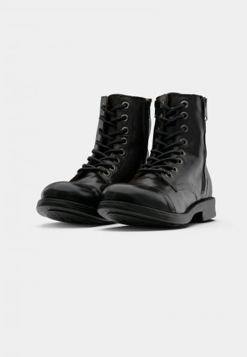 Ботинки на шнуровке