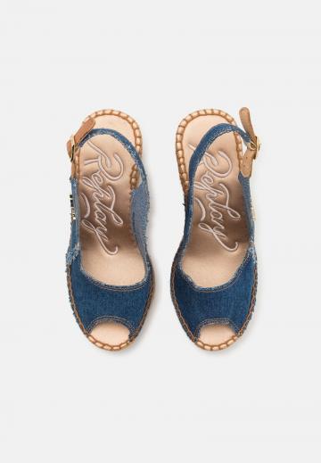 Босоножки на танкетке