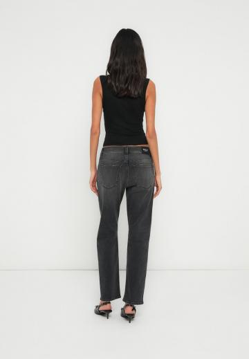 Прямые джинсы