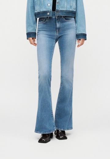 Клешеные джинсы