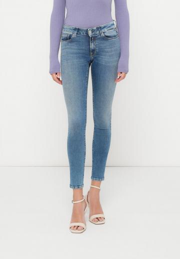 Узкие джинсы