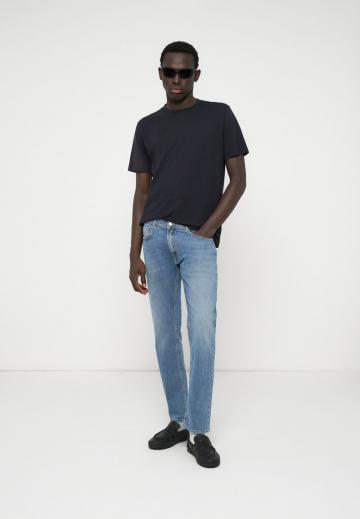 Узкие джинсы